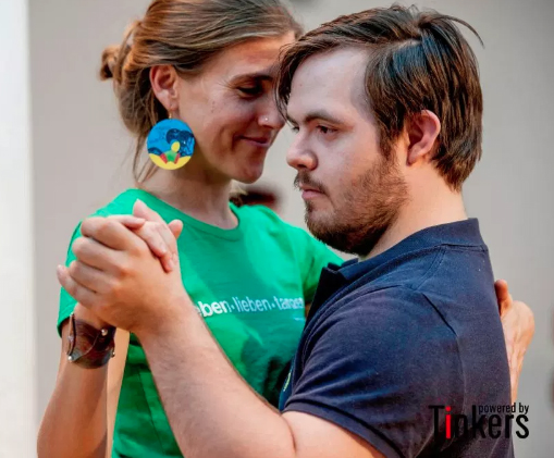 Tango inclusivo con il metodo Tinkers, a cui si ispira il progetto.
Un uomo con sindrome di Down e una donna ballano insieme. 